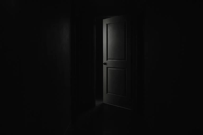 Couloir sombre avec porte entrouverte, lumière douce filtrant, ambiance silencieuse.